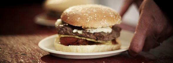 Le hamburger, symbole de la gastronomie moderne : une délicieuse revanche
