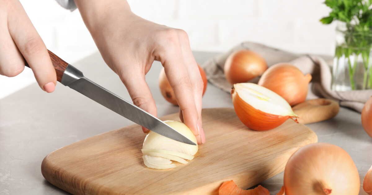 L'astuce infaillible pour couper des oignons sans larmes