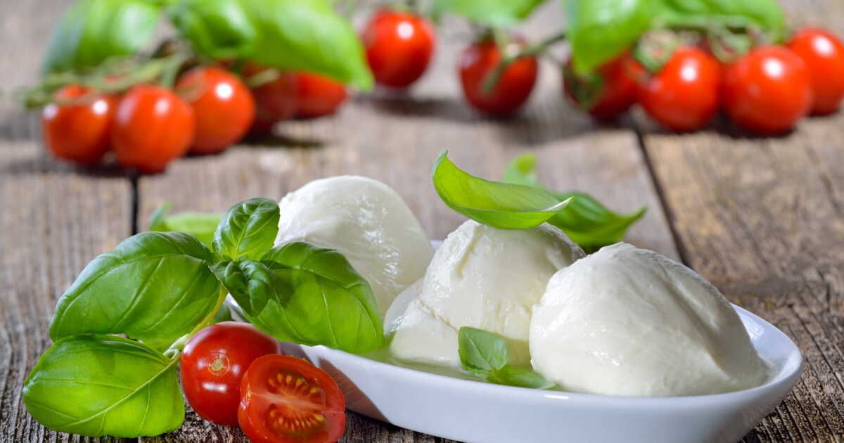 La délicieuse tomate mozzarella burrata selon Julie Andrieu