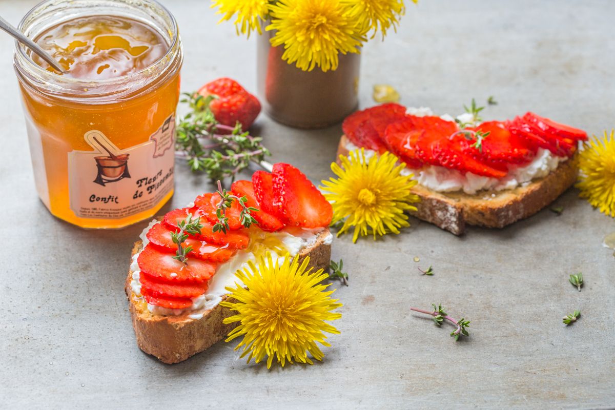 Bruschetta chèvre, fraise & confit de pissenlit