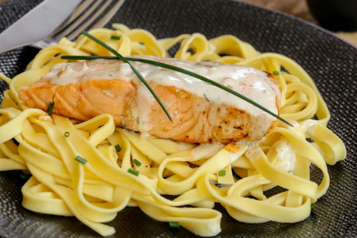 Découvrez le secret d'un saumon fondant : une astuce de chef à ne pas manquer