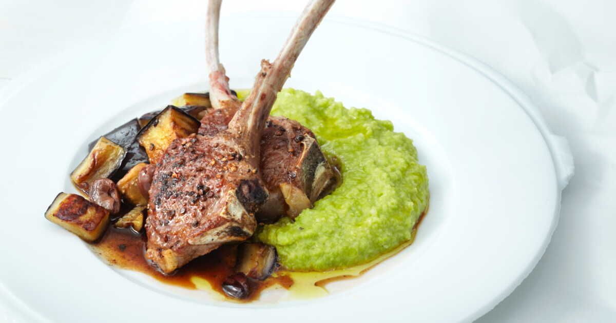 Une délicieuse échappée gourmande avec des côtelettes d'agneau et crème de fève au thym