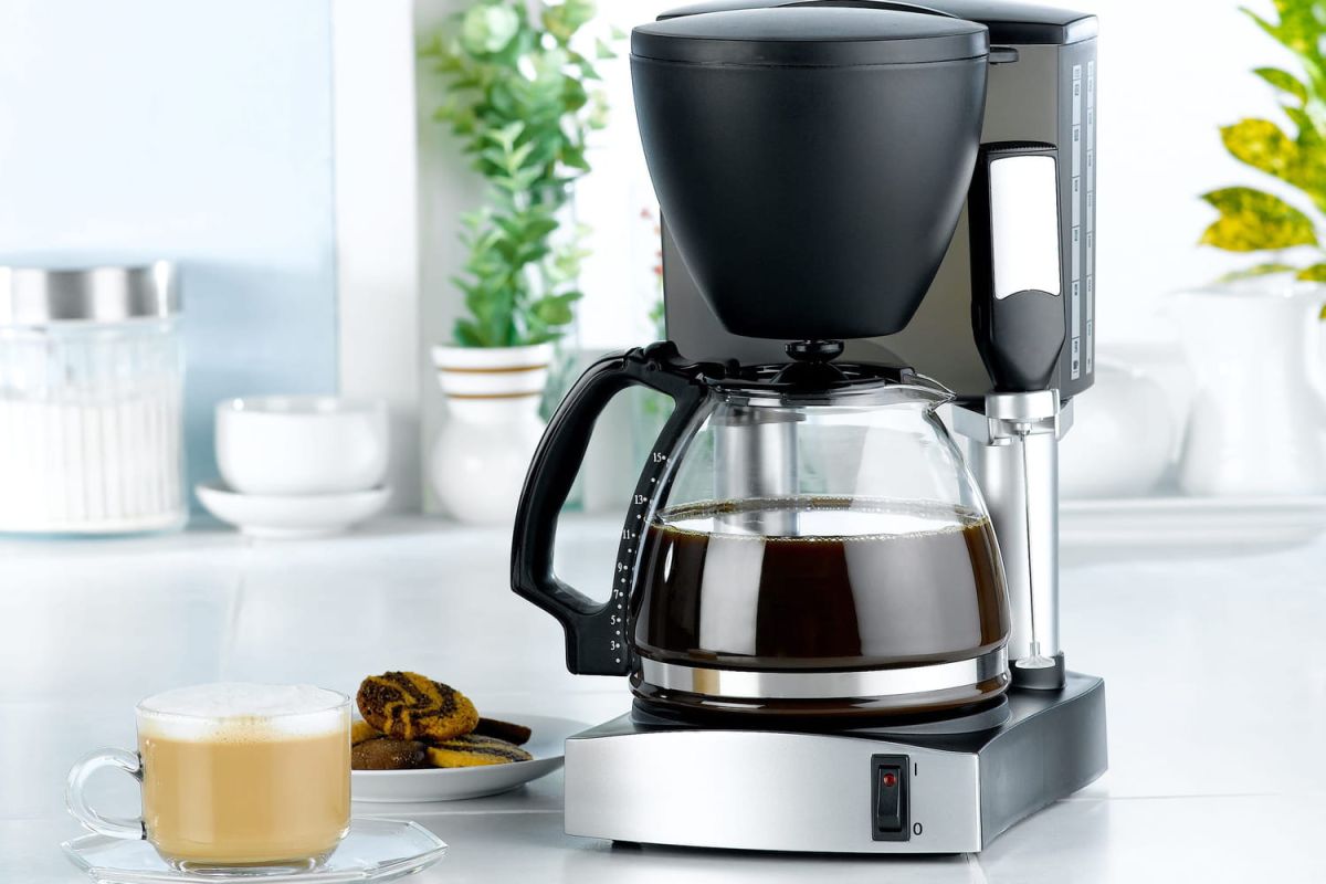 Comment nettoyer une cafetière électrique facilement ?