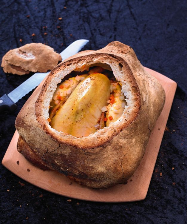 Un poulet moelleux en croûte dorée au pain