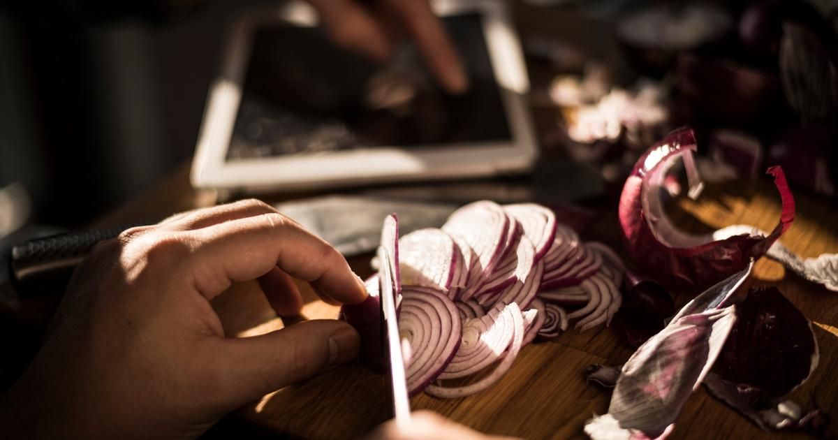 L'eau d'oignon : l'astuce anti-rhume tendance sur TikTok à la loupe