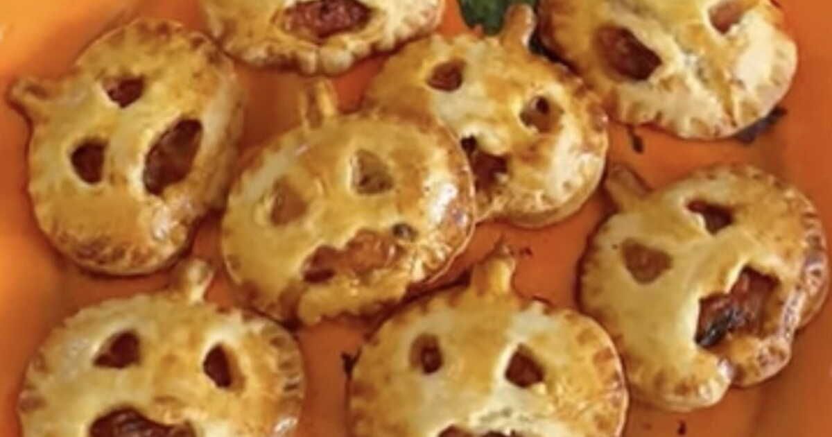 Mini pizzas citrouilles : la recette idéale pour un apéro d'Halloween