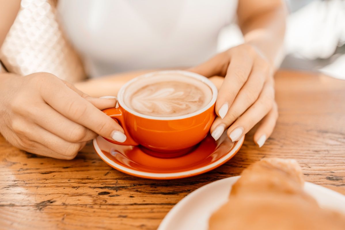 Pourquoi prendre vos médicaments avec un café pourrait vous nuire