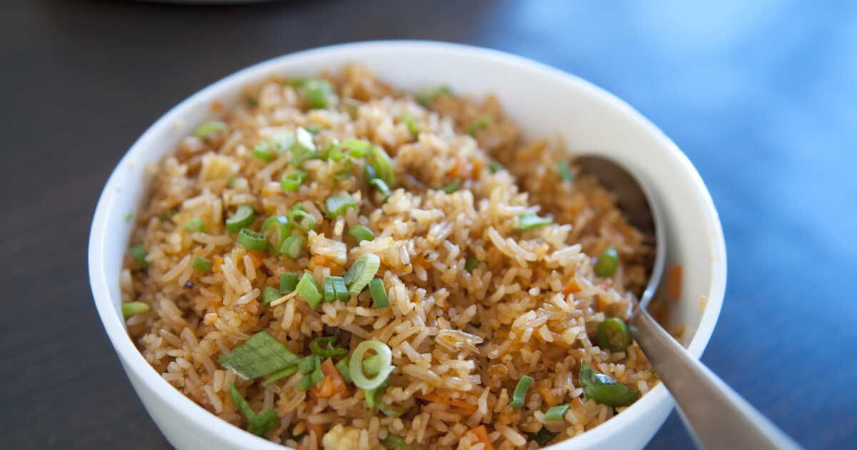 Riz sauté express : la recette rapide et savoureuse à réaliser avec des restes