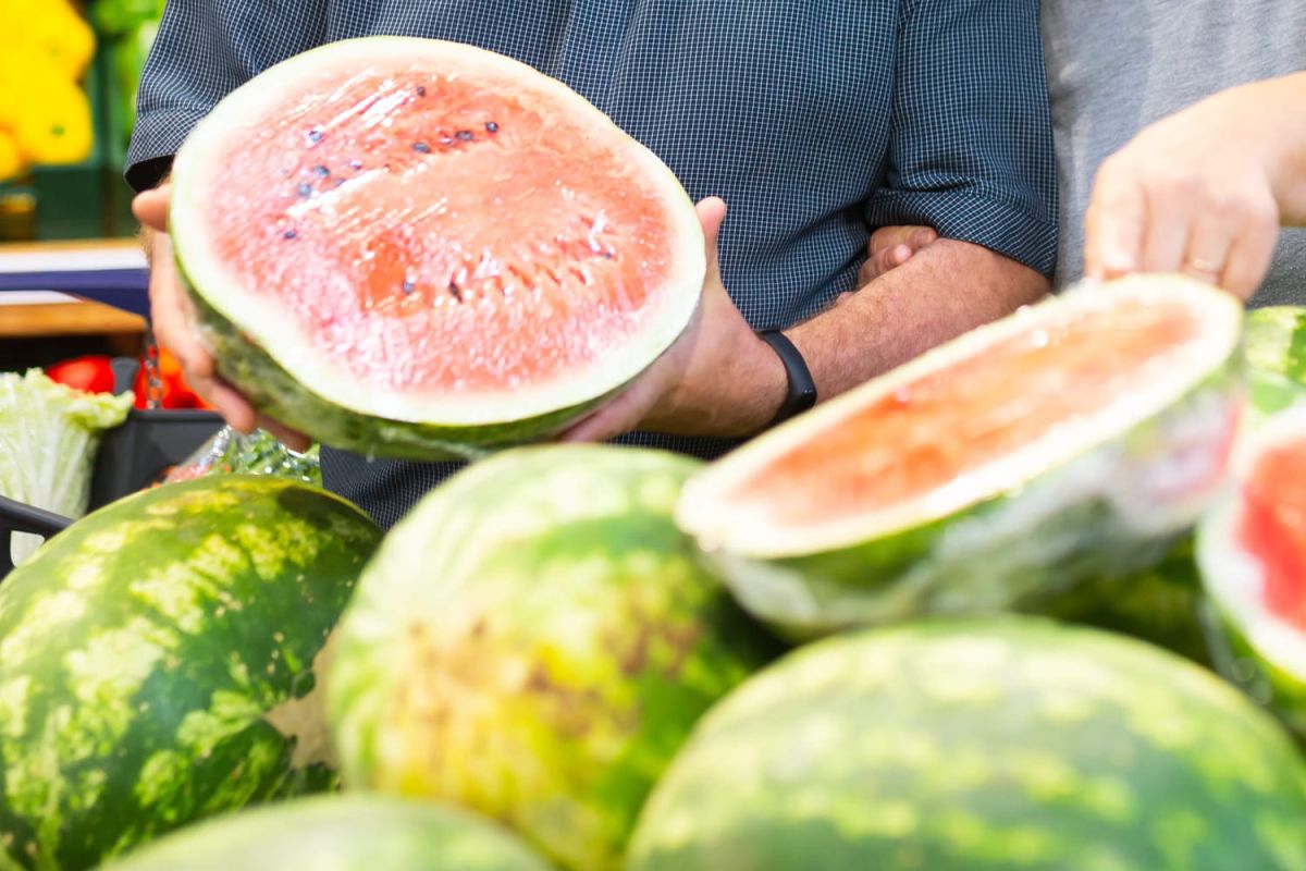 La technique des deux doigts pour choisir la pastèque parfaite