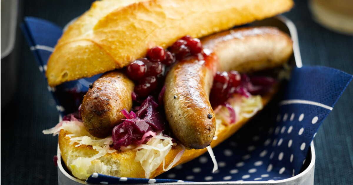 Hot dog au chou rouge et aux airelles