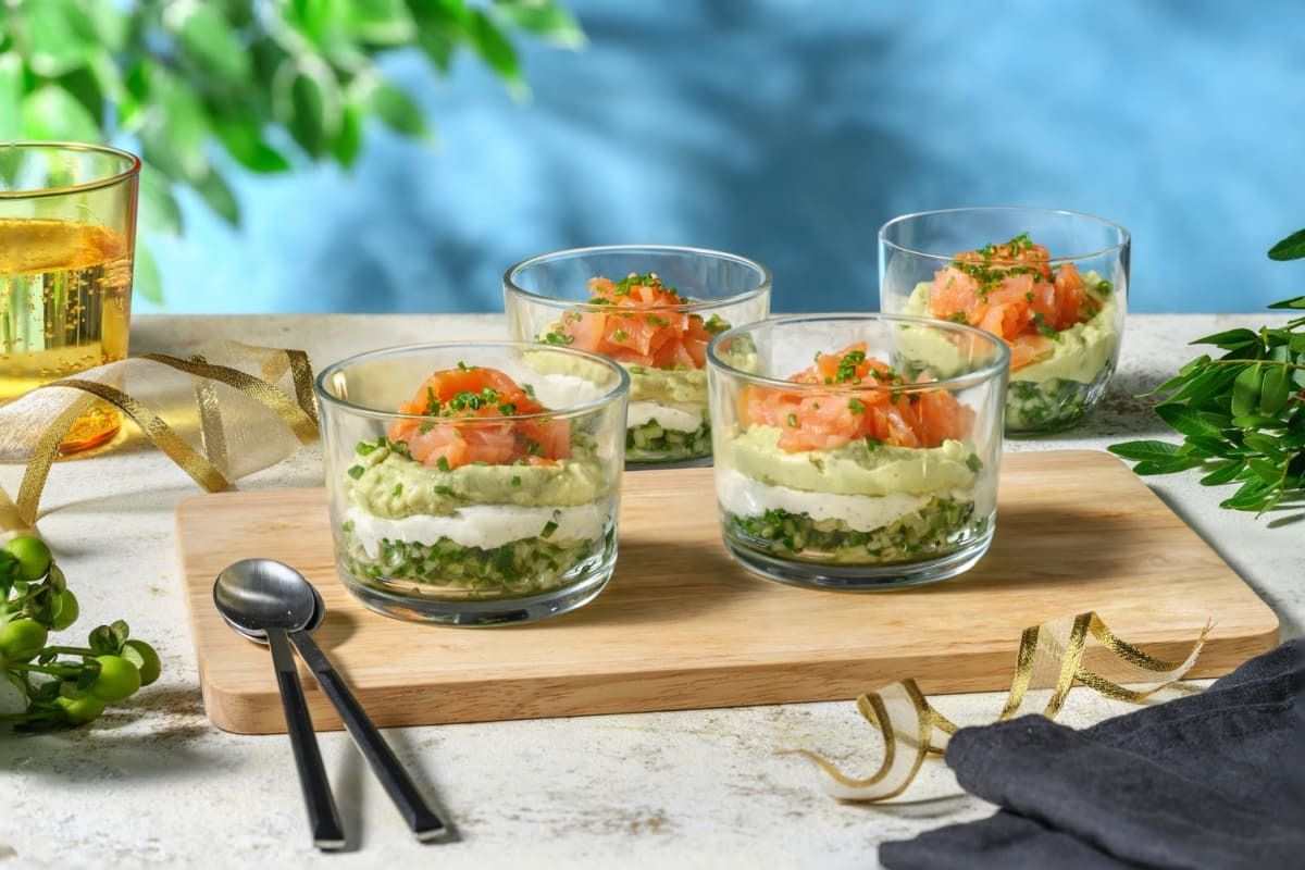 Une entrée gustative : salade de concombre, saumon et fromage frais en verrines