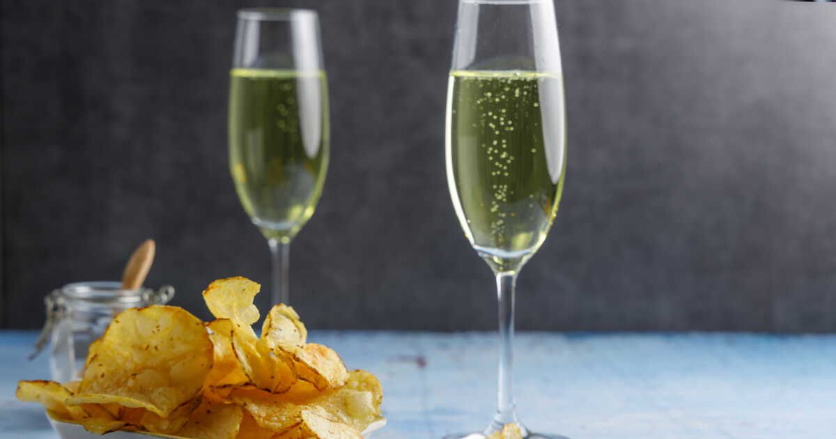Des accords savoureux : chips et vin pour un apéro réussi