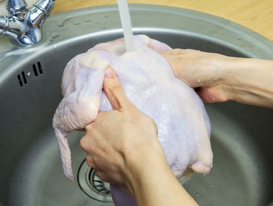 Faut-il vraiment laver la viande avant de la cuire ? Ce que vous devez savoir