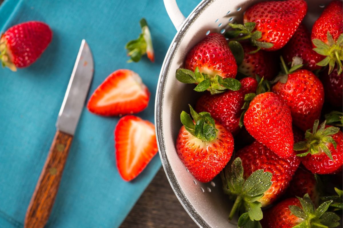 la méthode révolutionnaire pour équeuter vos fraises en un éclair