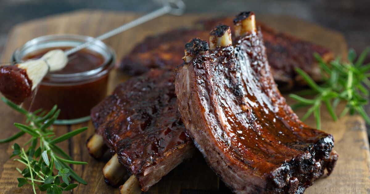Savourez des travers de porc au barbecue : recettes et secrets de cuisson