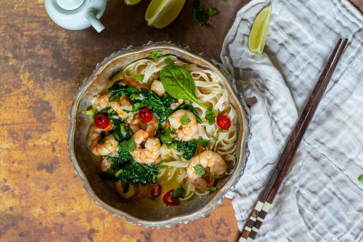 Crevettes aux nouilles de riz, sauce au lait de coco et à l’ail