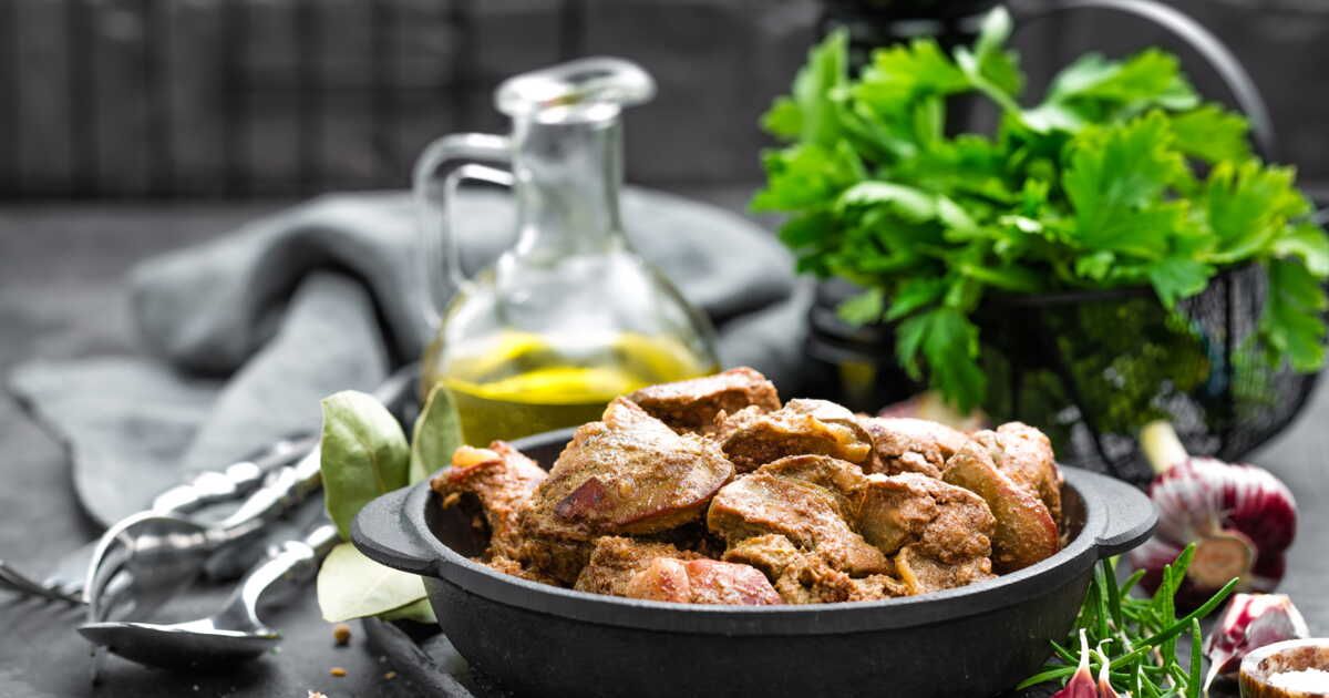 Épaule d'agneau aux oignons nouveaux : la recette conviviale parfaite pour recevoir de Laurent Mariotte