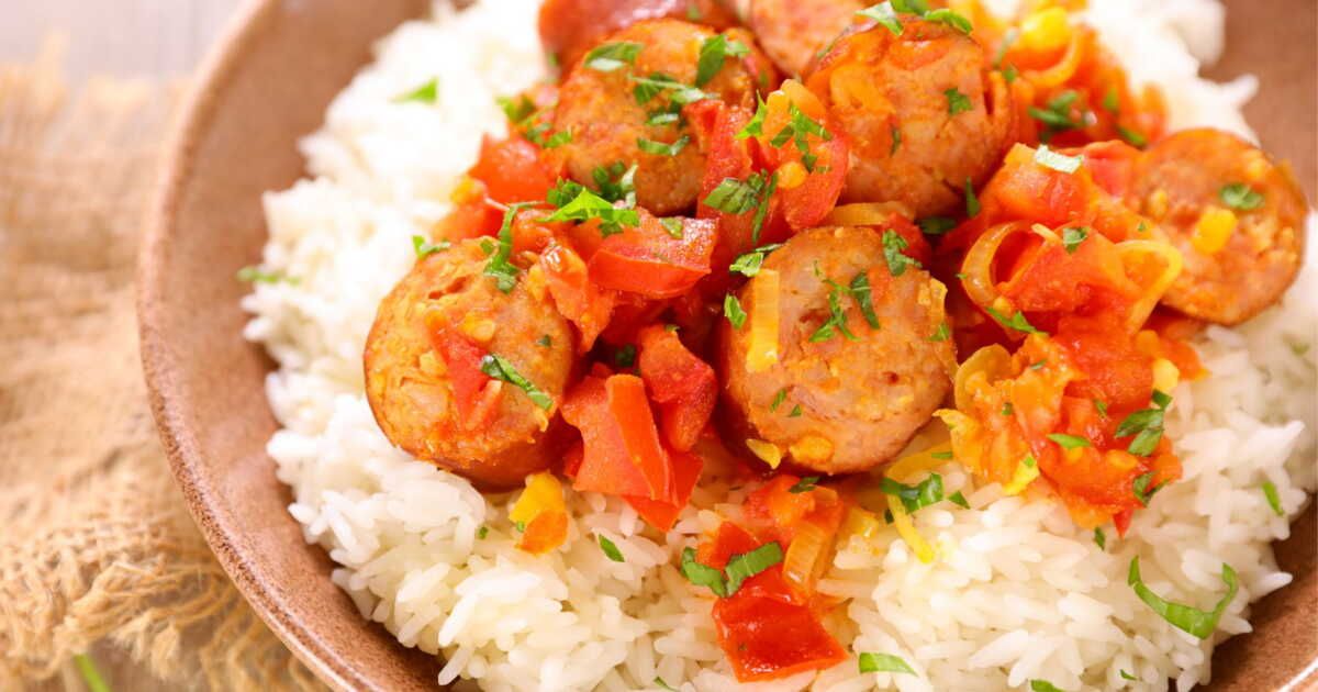 Embarquez pour un voyage culinaire avec le rougail saucisses réunionnais