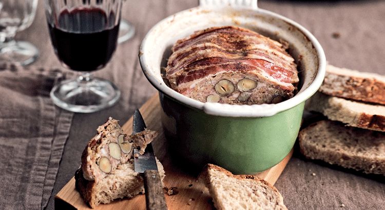 Terrine de porc aux noisettes