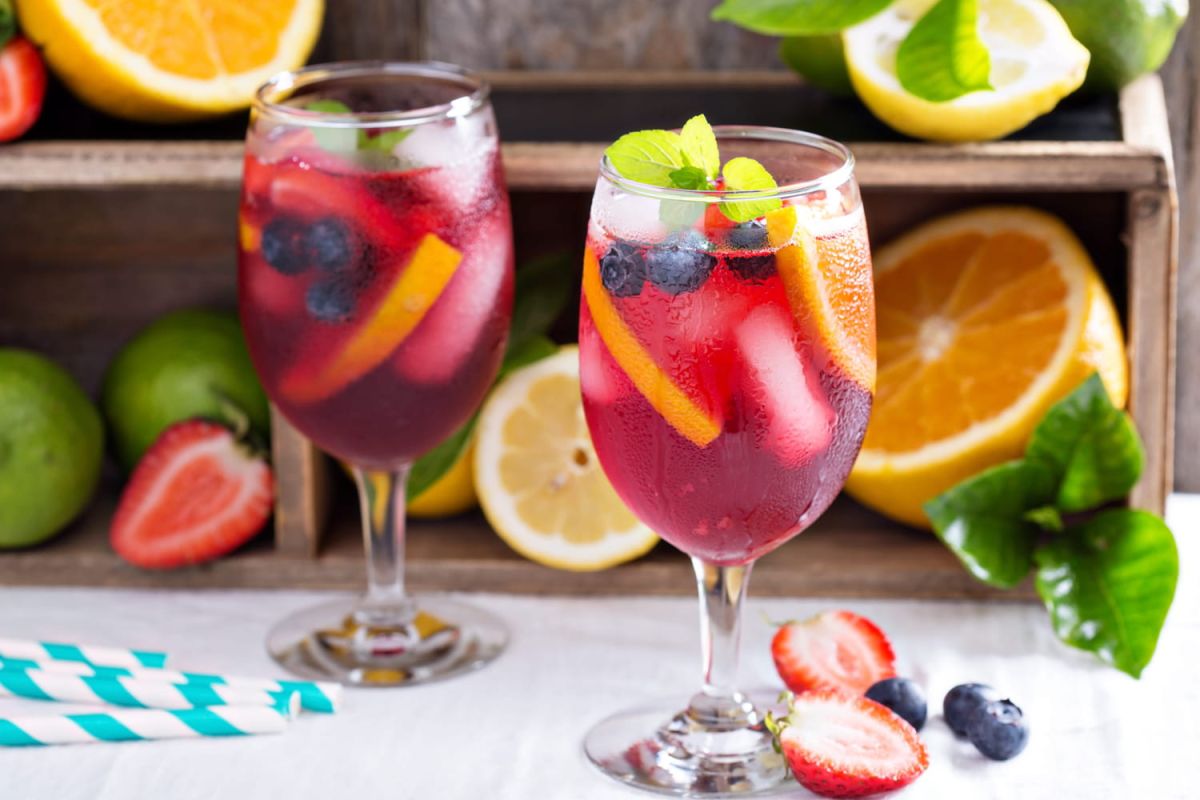 Dégustez la sangria au verre : la touche rafraîchissante à votre cocktail favori