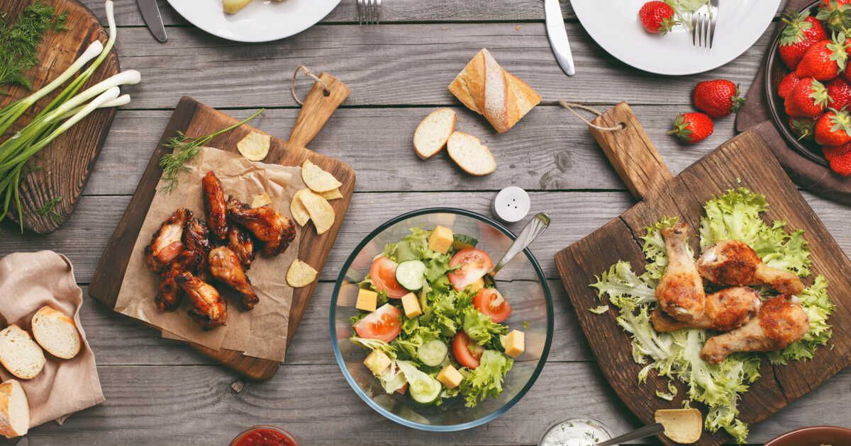 Découvrez nos recettes fraîches de grillades et salades pour un mois d'août savoureux