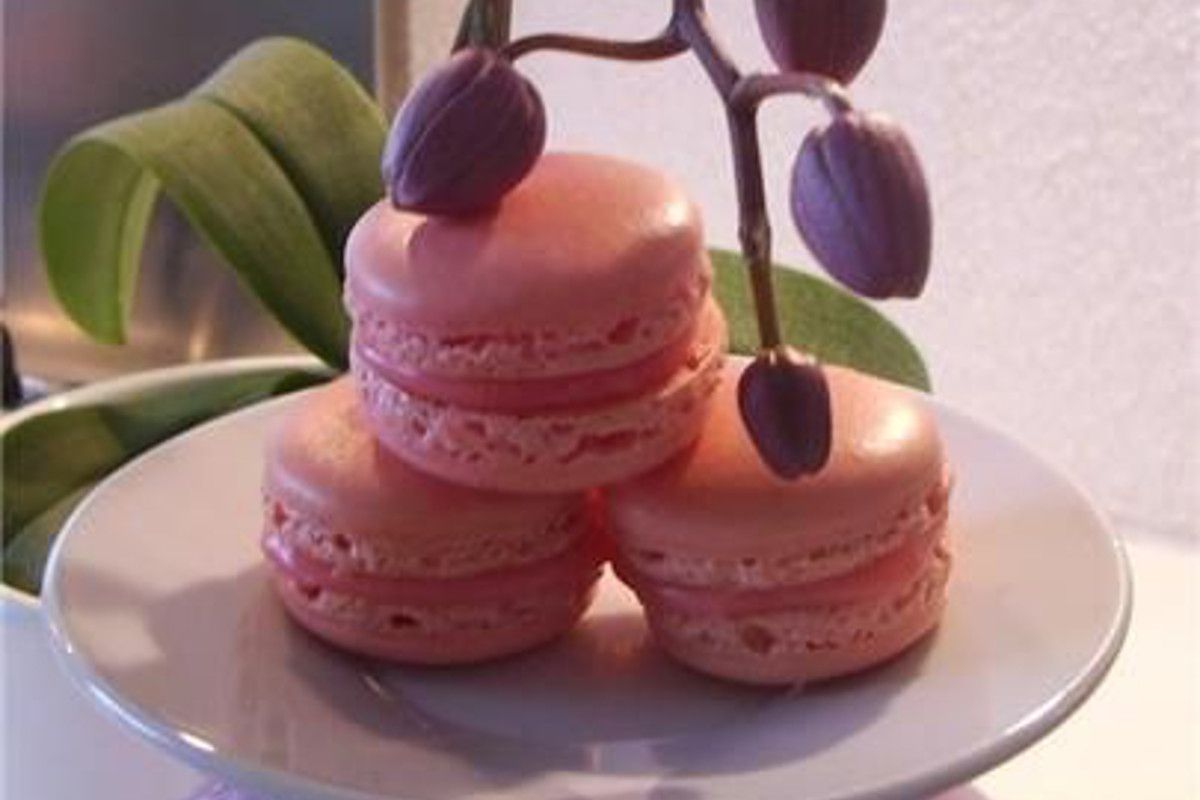 Des macarons à la fraise bonbon à croquer