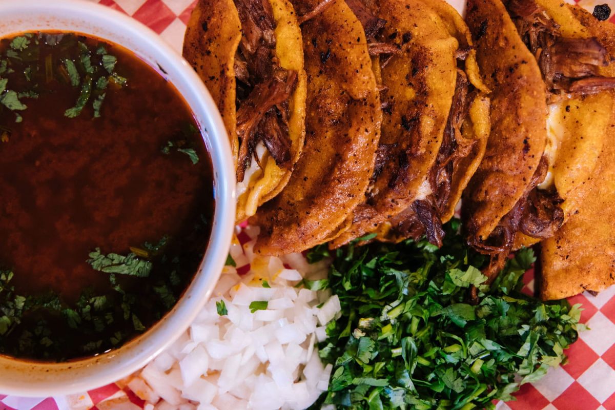 Découvrez le birria tacos, le ragoût de viande mariné mexicain au format tacos