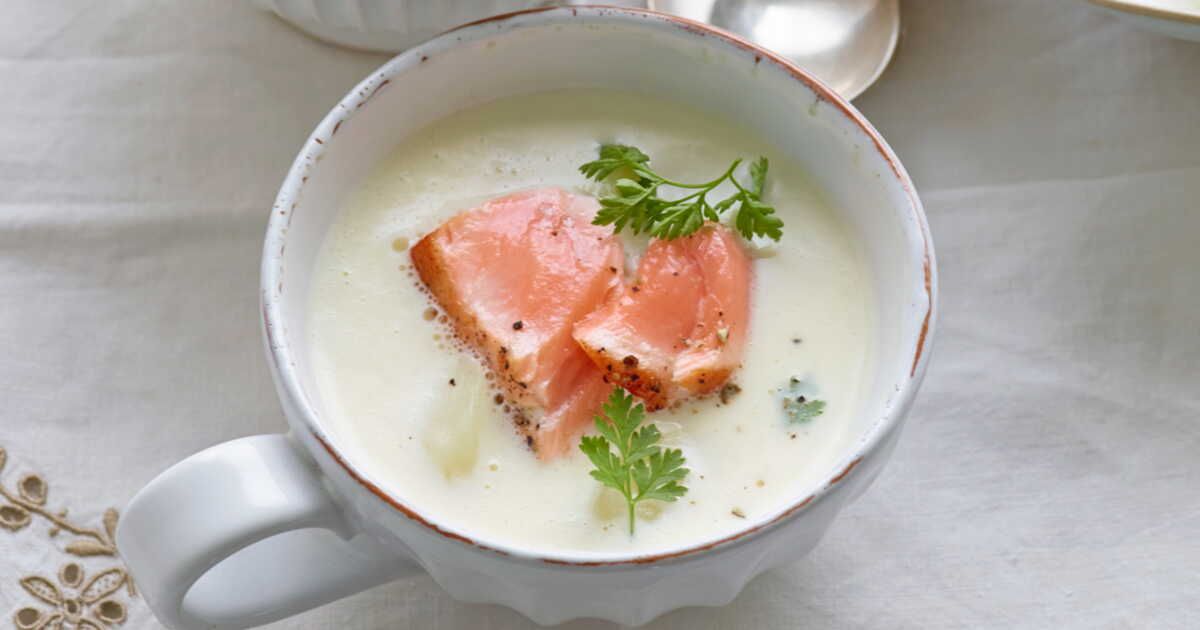 Un velouté d'asperges savoureux aux délicats morceaux de saumon