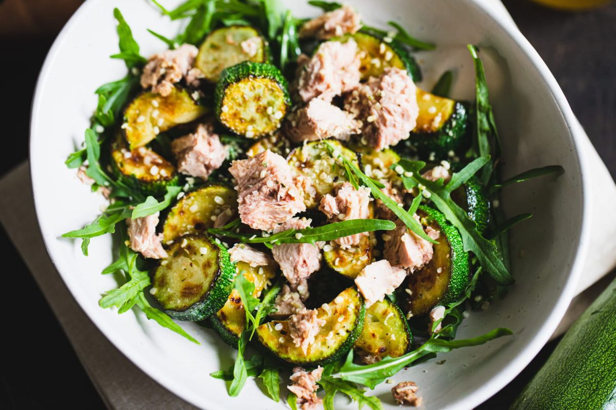 Découvrez la fraîcheur de la saladée de courgettes à la menthe, thon et cerises de Cyril Lignac