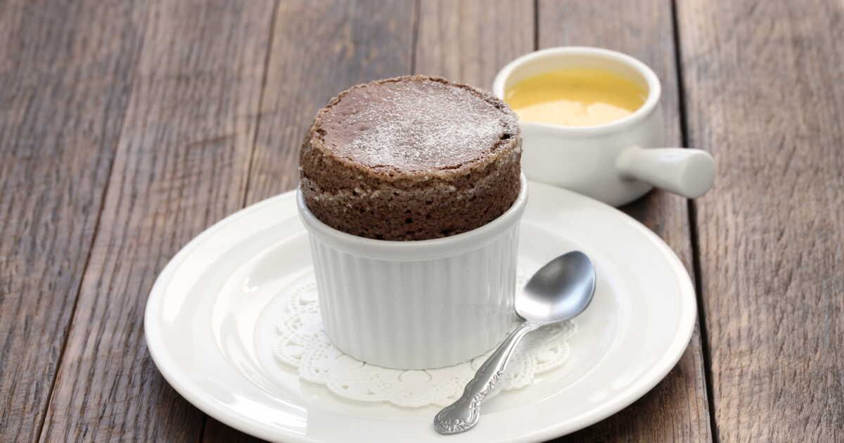 Découvrez les secrets de Cyril Lignac pour un soufflé au chocolat parfait