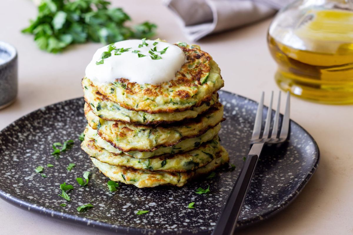 Les délicieux beignets de courgettes de Laurent Mariotte vous font voyager en Grèce