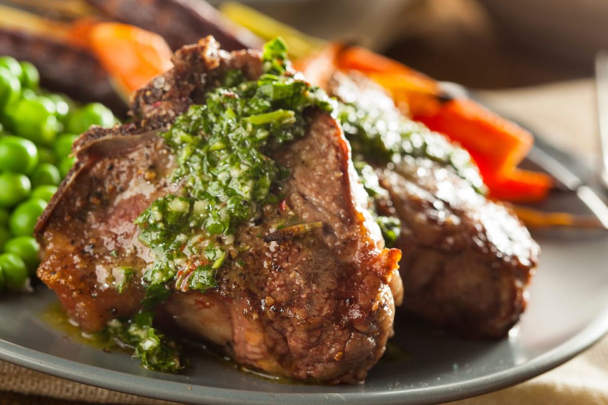 Rehaussez le goût de vos côtelettes d'agneau avec la recette au chimichurri de Cyril Lignac