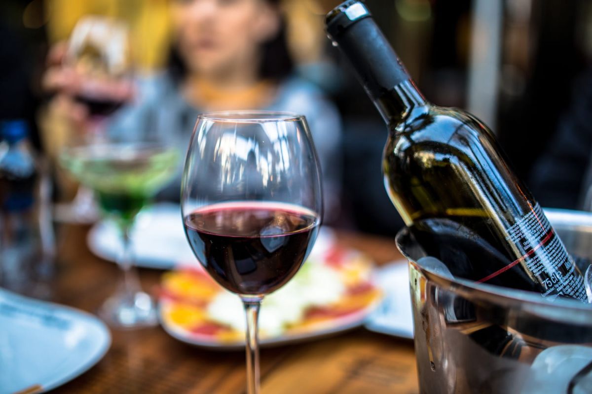 déconnexion savoureuse : un restaurant offre du vin pour laisser son téléphone à l'entrée