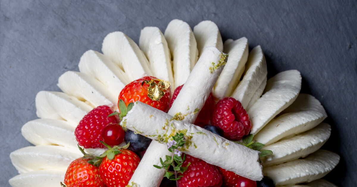 Découvrez la recette irrésistible de la pavlova aux fruits rouges par un chef étoilé