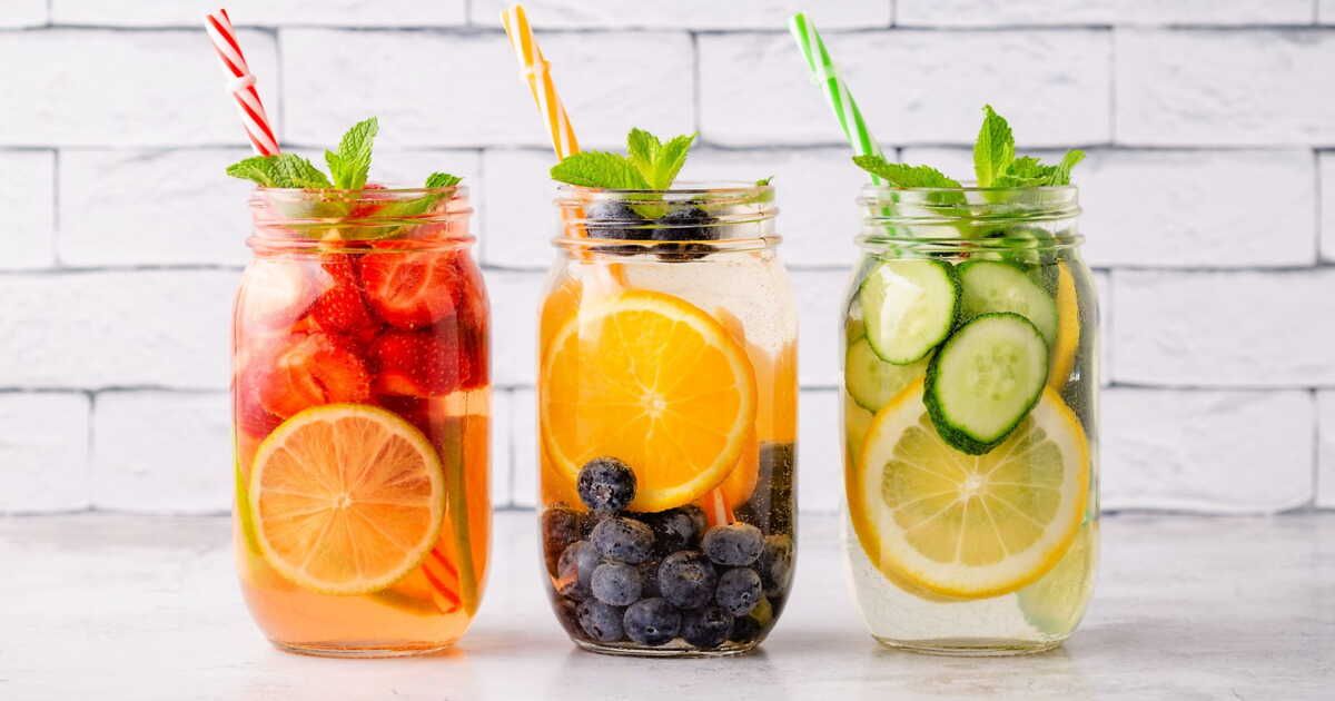 Redécouvrez l'eau aromatisée : recettes estivales légères et savoureuses