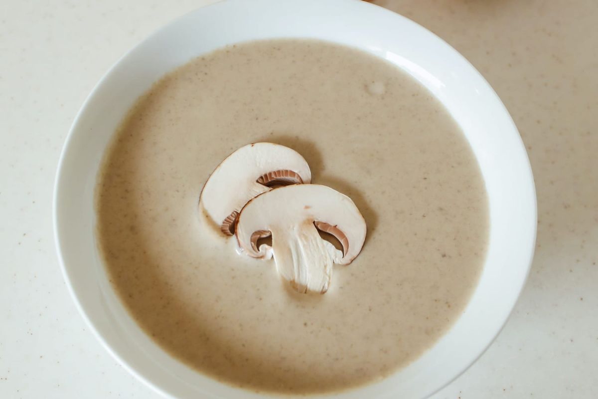 Cyril Lignac réinvente la soupe feuilletée aux champignons : une touche de gastronomie à petit prix
