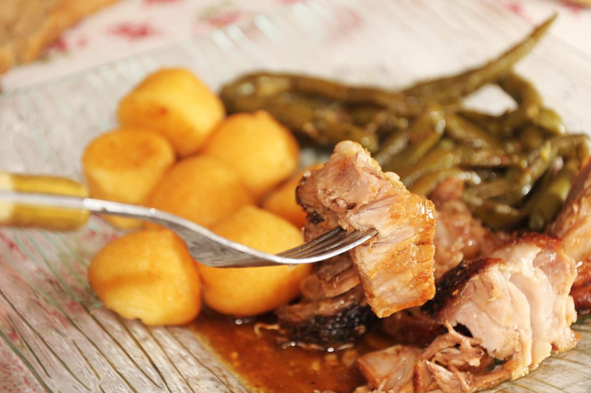 Côtes de cochon et pommes dauphine : le délice de Cyril Lignac