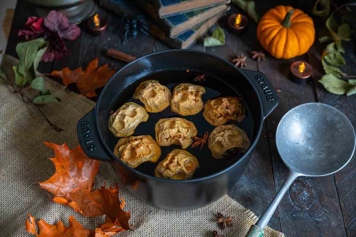 Jus de pomme chaud aux épices et aux têtes réduites pour Halloween
